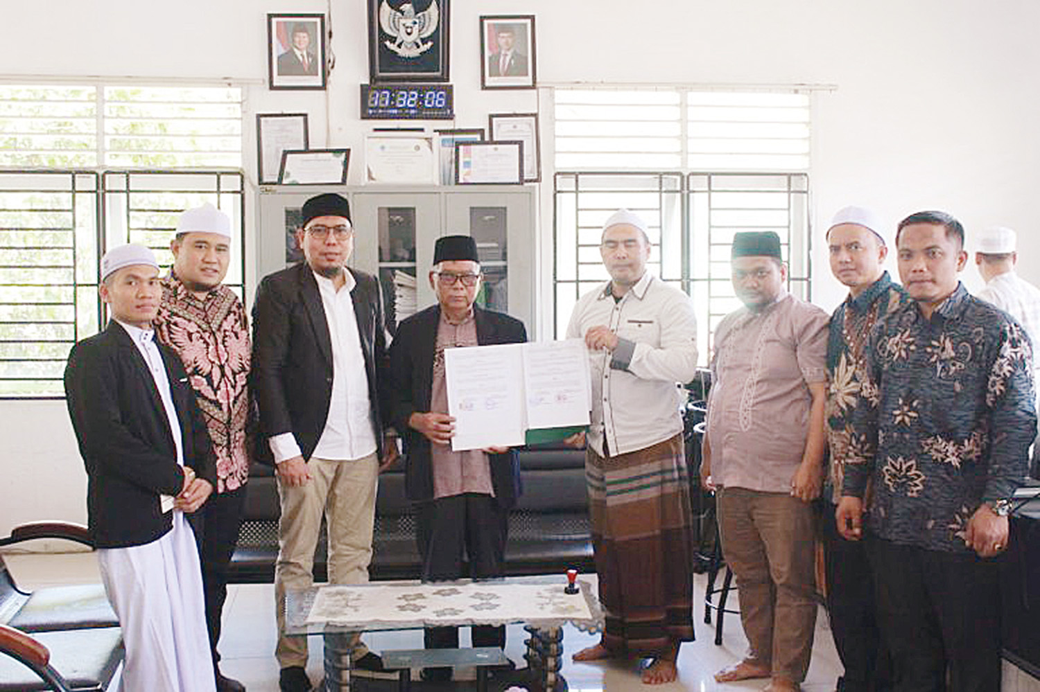 Dekan FAI UIR Prof Dr H Hamzah MAg memperlihatkan nota kerja sama dengan sejumlah pondok Pesantren di Mandailing Natal, baru-baru ini.