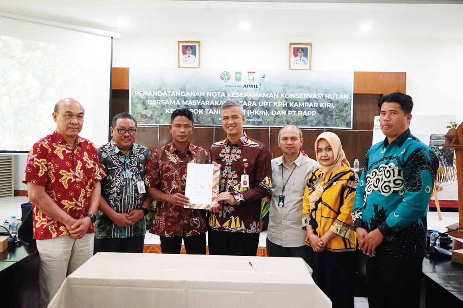 Pelaksana Tugas Kepala Dinas Lingkungan Hidup dan Kehutanan Riau M Job Kurniawan (tengah), Direktur PT RAPP Mulia Nauli (kiri), dan perwakilan Kelompok Tani Hutan foto bersama.