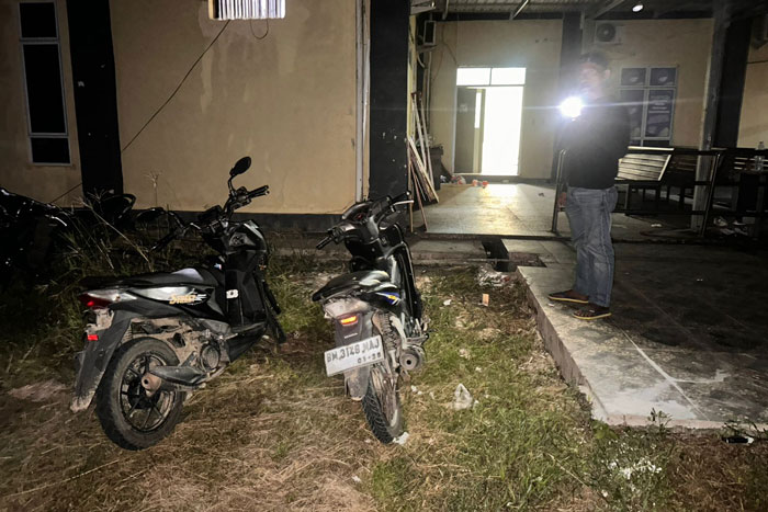 Enam tersangka curas di Jalan Lingkar Pasirpengaraian dan sejumlah barang bukti diamankan di Mapolres Rohul, Rabu (28/1/2026).