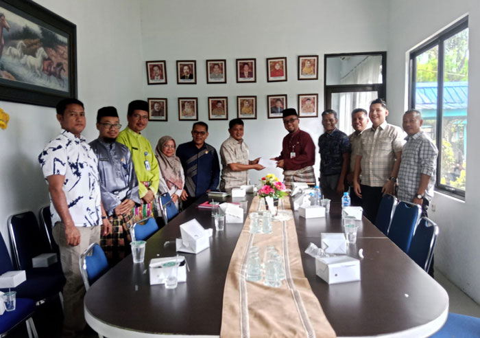 Ketua Komisi II DPRD Kuansing, Fedrios Gusni menyerahkan usulan rehabilitasi lahan pada Dinas Pertanian Riau, Jumat (30/1/2025).