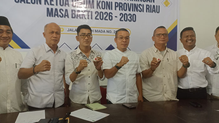 Diwakilkan tim, bakal calon Ketua Umum KONI Provinsi Riau, Edi Basri resmi mengambil formulir pendaftaran, Jumat (30/1/2026) di sekretariat KONI Riau Jalan Gajah Mada Pekanbaru.