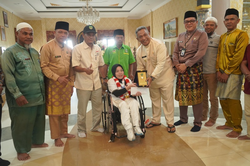 Bupati Anton menyerahkan cenderamata dan uang pembinaan kepada Niken, atlet cabor anggar kursi roda yang sumbang 4 medali di ASEAN Para Game 2025 di Thailand di Rumdis Bupati, Jumat (30/1/2026).