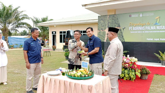 Head Regional Sumatera PT Agrinas Palma Nusantara Mayjen TNI (Purn) Djoko Handoko serahkan tumpeng pada Asisten I dr H Fahdiansyah SpOg disaksikan GM Distrik IV Brigjen TNI (Purn) Carlan Effendy