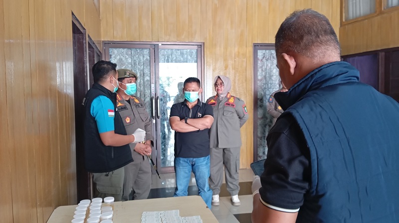 Kepala Satpol PP Kabupaten Inhu, Bambang Indramawan (dua kiri) didampingi Kaban Kesbangpol Inhu, Joni Maryanto (tiga kanan) saat menyaksikan pelaksanaan tes urine, Kamis (29/1/2026).
