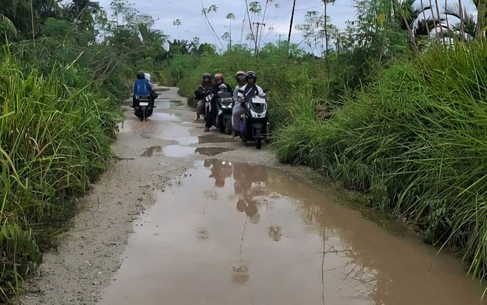 Salah satu titik ruas jalan yang butuh perhatian Pemerintah Daerah Kabupaten Kepulauan Meranti