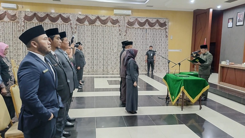 Sekda Kabupaten Inhu, Zulfahmi Adrian AP MSI saat melantik dan mengambil sumpah janji JPTP dan pejabat admistrator di Gedung Sejuta Sungkai Rengat, Jumat (30/1/2025).