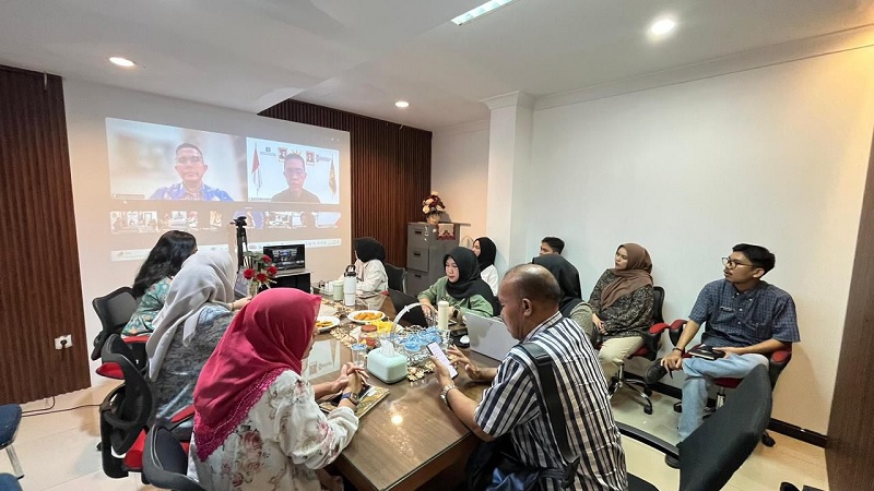 Para penyuluh hukum, analis hukum, hingga peserta Magang Hub di Kanwil Kemenkum Riau mengikuti sosialisasi Transfer Knowledge Pembinaan Anggota JDIHN secara virtual pada Jumat (30/1/2026).