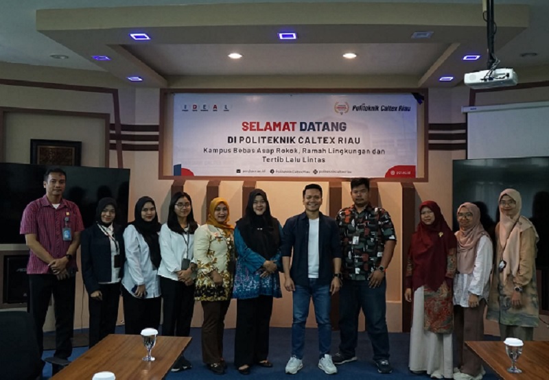 Tim Kanwil Kemenkum Riau berfoto bersama Tim PCR usai melaksanakan rapat koordinasi pada Kamis (29/1/2026).