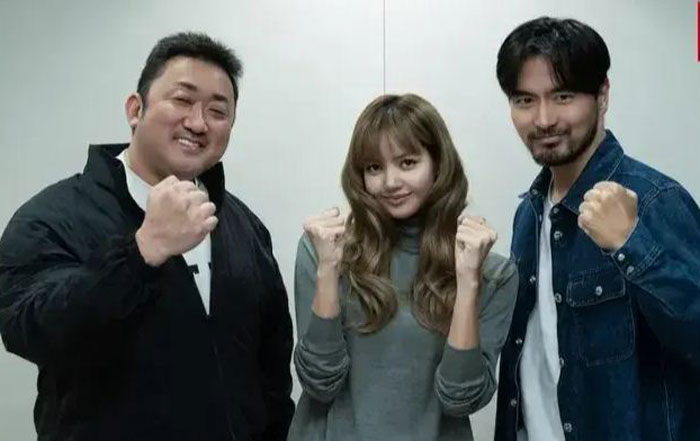 Lisa BLACKPINK diapit Ma Dong Seok dan Lee Jin Wook saat proses pembacaan proyek terbaru Netflix.