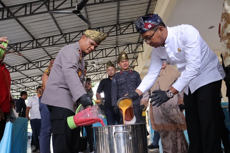 Pemusnahan narkoba dicampur dengan pembersih lantai, untuk diaduk kemudian di buang, pada kegiatan pemusnahan BB narkoba di Mapolres Rohil di Ujung Tanjung, Jumat (30/1/2026).