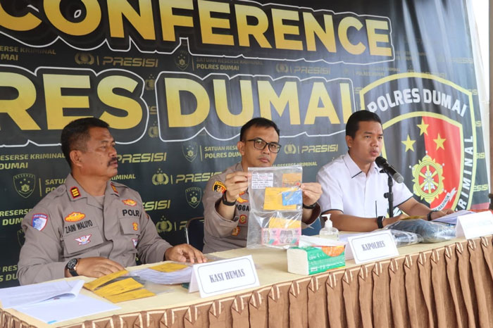 Kapolres Dumai AKBP Angga F Herlambang (tengah) didampingi Kasat Reskrim AKP Agung Rama Setiawan (kiri) memperlihatkan barang bukti saat konferensi pers di Mapolres Dumai, Jumat (30/1/2026).