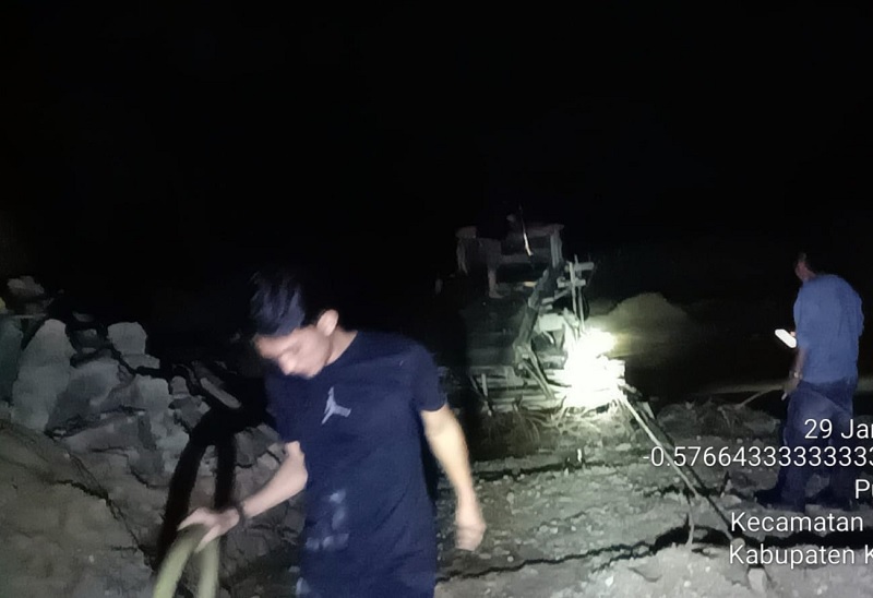 Tim Polres Kuansing mengamankan dua pelaku PETI di Desa Pulau Kedundung Kecamatan Kuantan Tengah, Kamis (29/1/2026) malam.