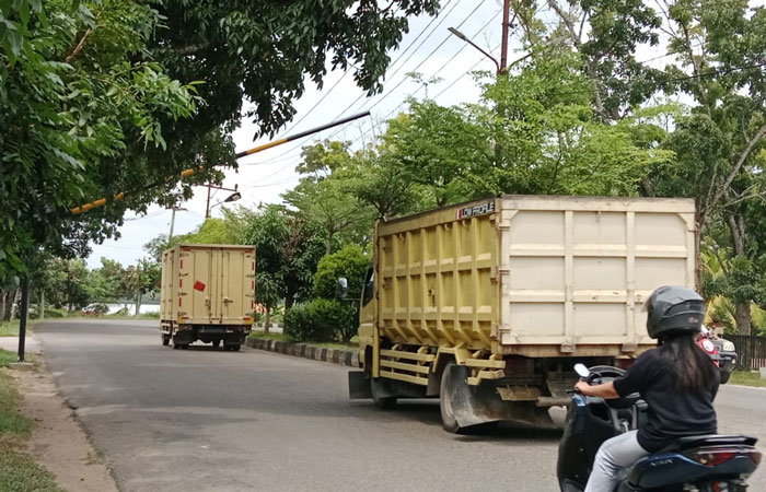 Dinas Perhubungan Kuansing memasangi portal di ruas jalan depan rumah dinas bupati Kuansing, seperti yang terlihat Jumat (30/1/2026).