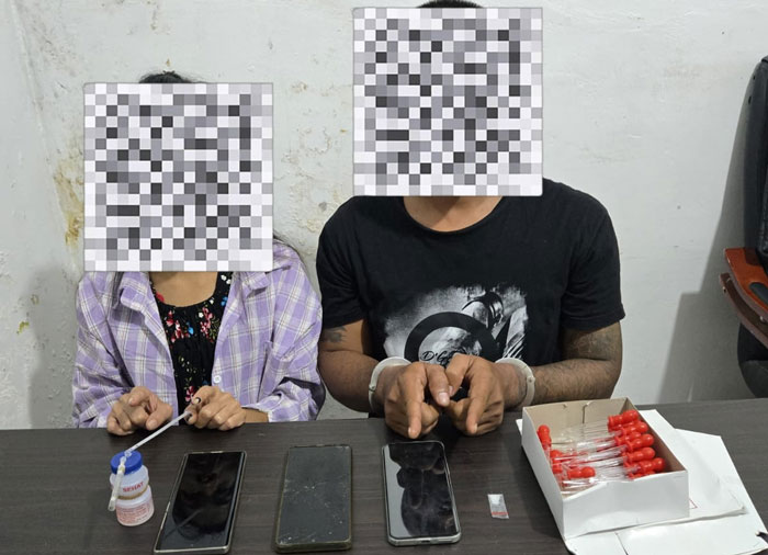 Pasutri pengedar narkoba jenis sabu diamankan polisi bersama barang bukti sabu dan uang tunai di Polsek Pinggir, Jumat (30/1/2026).
