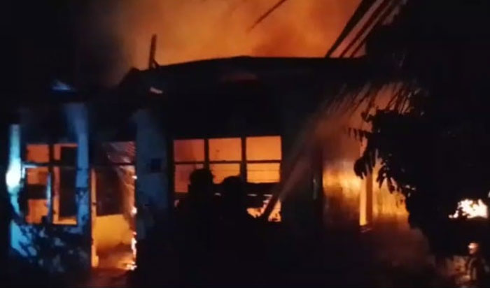 Personel Damkar memadamkan api yang membakar sebuah rumah permanen di Dusun Merbau, Desa Salo Timur, Kecamatan Salo, Kabupaten Kampar, Jumat dini hari (30/1/2026).