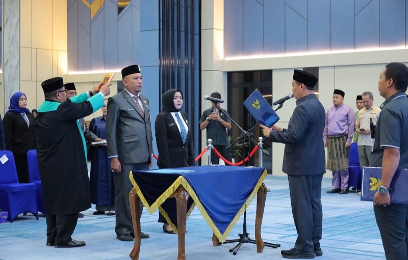 Wakil Wali Kota (Wawako) Pekanbaru, Markarius Anwar melantik 22 pejabat eselon III dan IV di lingkungan Pemerintah Kota Pekanbaru.