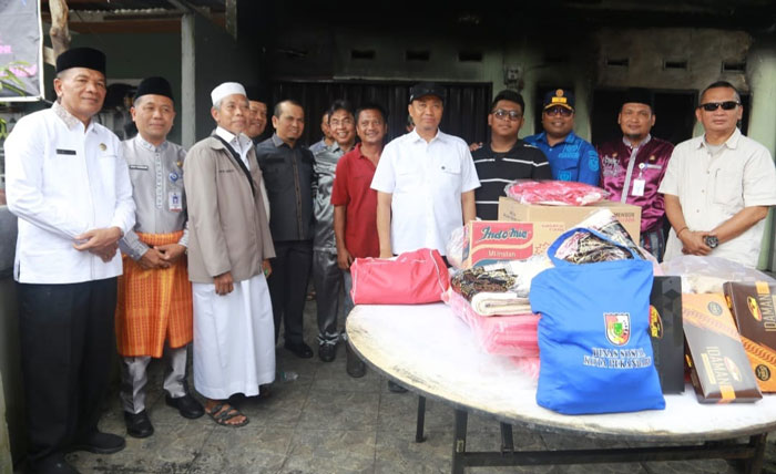 Wawako Pekanbaru Markarius Anwar saar menyerahkan bantuan kepada keluarga korban kebakaran rumah di Jalan Kapau Sari.
