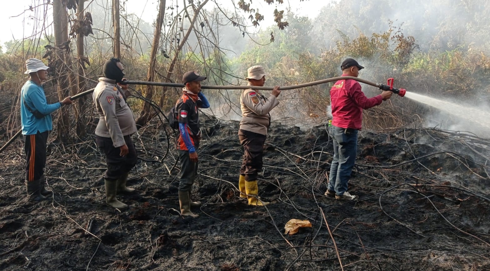 Personel Tim Satgas Karhutla melakukan pendinginan di Desa Sukarjo Mesim, Kecamatan Rupat, Bengkalis, Kamis (29/1/2026).