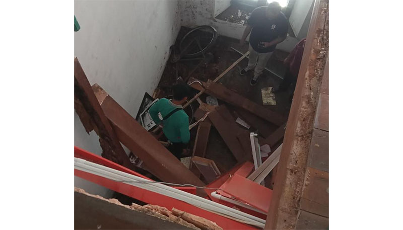 Potongan video papan lantai 2 Tangsi Belanda ambruk yang membuat 12 murid SD IT Baitul Ridho Rawang Kao Barat, Kecamatan Lubuk Dalam, jatuh, Sabtu (31/1/2026).