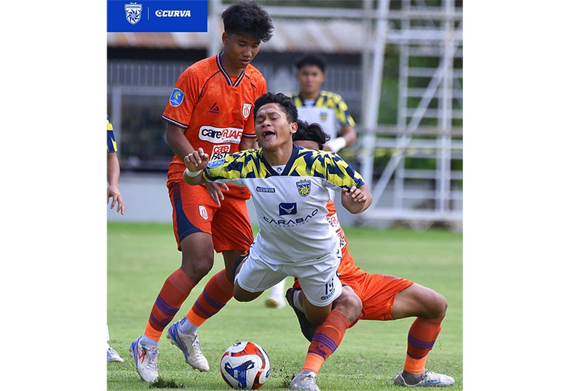 Pemain Pekanbaru FC Vengko Armedya (baju putih) diganjal dua pemain Dejan FC dalam pertandingan perempatfinal Liga Nusantara (Liga 3) di Stadion Kota Barat, Solo, Jumat (30/1/2026).