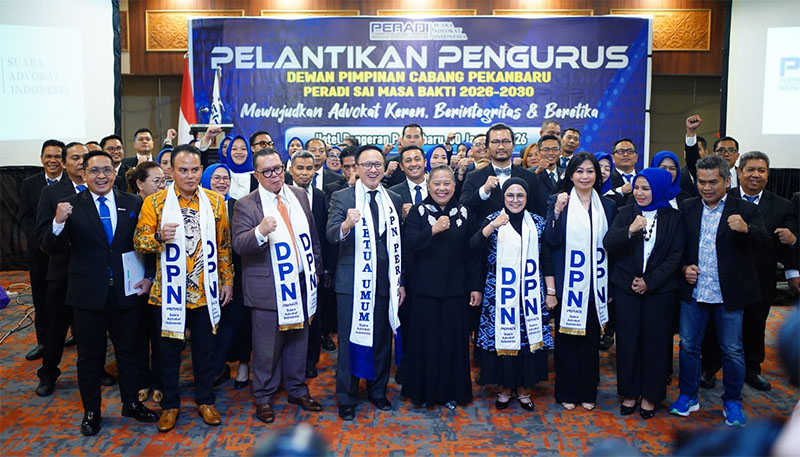 Ketua Umum Peradi-SAI Harry Ponto foto bersama pengurus DPN dan DPC Peradi - SAI Pekanbaru usai prosesi pelantikan, Jumat (31/1/2026).