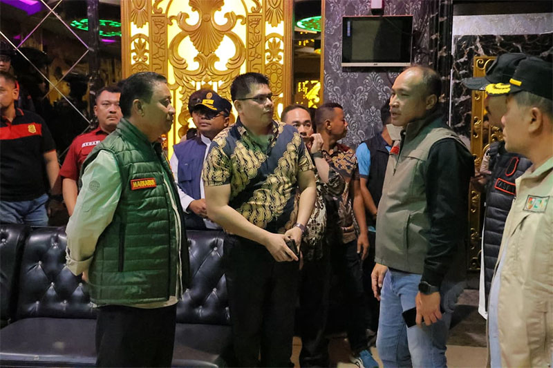 Wawako Markarius Anwar bersama Kapolresta Pekanbaru Kombes Pol Muharman Arta mendatangi New Paragon KTV di Jalan Sultan Syarif Kasim, Sabtu (31/1) dini hari.