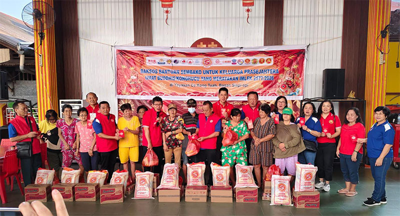 Perwakilan PBBI dan pengurus PKMR foto bersama warga saat menggelar baksos dan pengobatan gratis untuk warga Rohil, di Klenteng Ce Kong Thua, Jalan Perniagaan, Kota Bagansiapiapi, Sabtu (31/1/2026).