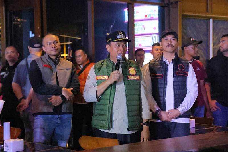Wawako Pekanbaru Markarius Anwar saat mengikuti razia gabungan penyakit masyarakat ke sejumlah tempat hiburan malam.