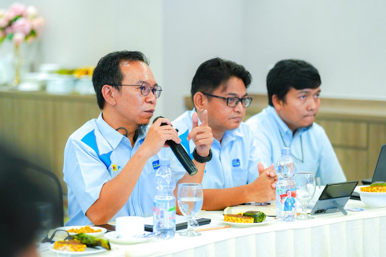 Senior Manager Perizinan Pertanahan dan Komunikasi PLN Osta Melanno memberikan penjelasan terkait jaringan SUTET saat sosialisasi, Selasa (27/1/2026).