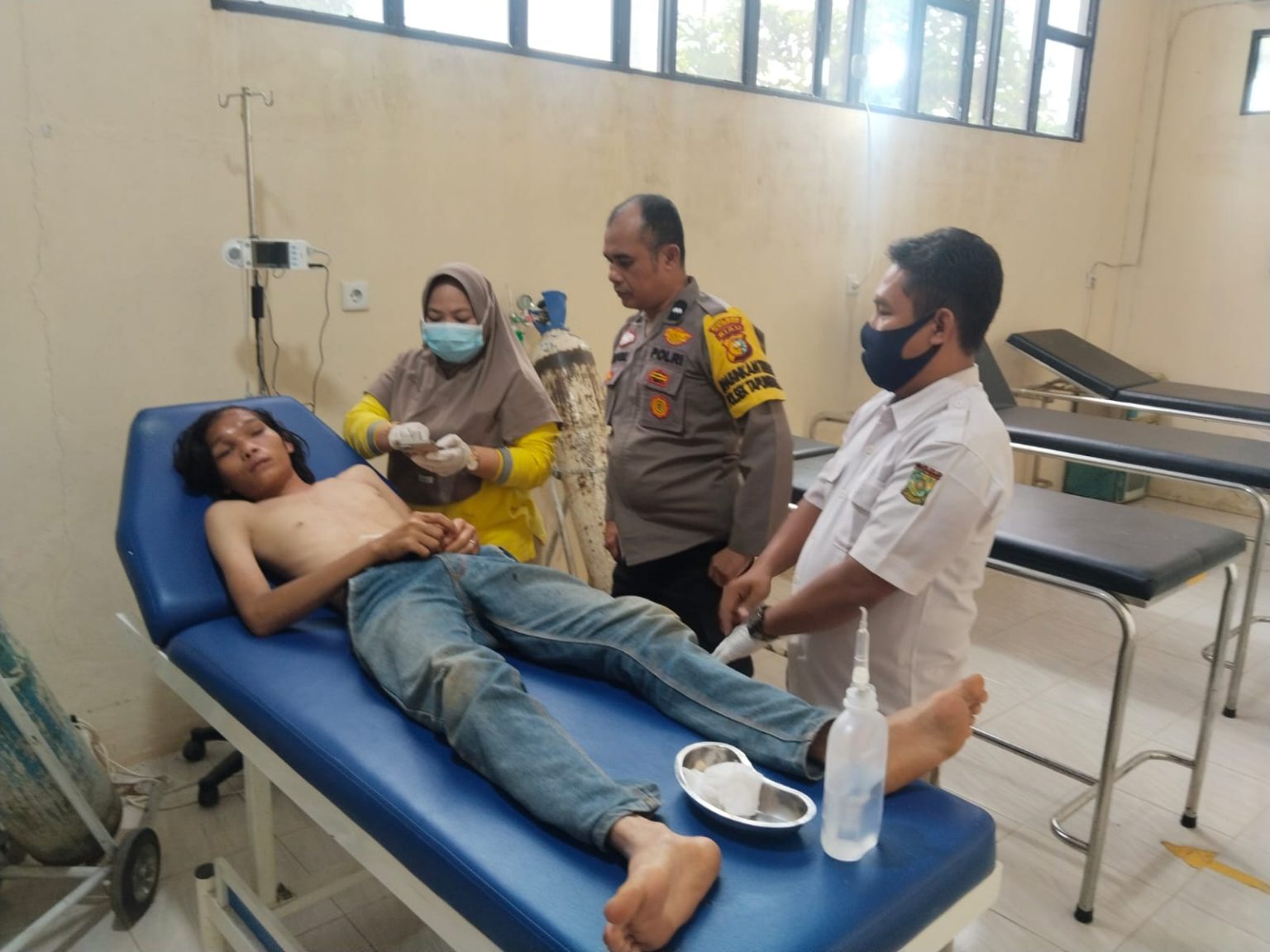 Hendre warga Desa Bukit Kemuning, Kecamatan Tapung Hulu korban begal mendapat perawatan medis di Puskesmas Tapung Hulu, Jumat (30/1/2026).