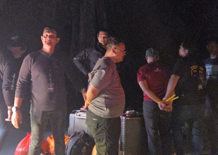 Petugas dari Satreskrim Polresta Pekanbaru saat menangkap dua terduga pelaku yang membawa kabur kendaraan warga yang menunggak.