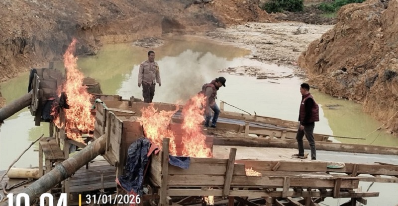 Personel Polsek Singingi melakukan penertiban PETI di Kelurahan Muara Lembu Kecamatan Singingi, Sabtu (31/1/2026).