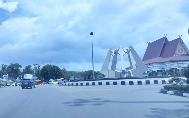 Cuaca panas dan cerah terlihat di Bundaran Ratik Togak yang menjadi salah satu ikon Kabupaten Rohul di Dusun Pematang Baih Desa Pematang Berangan Kecamatan Rambah. Sabtu (31/1/2026).