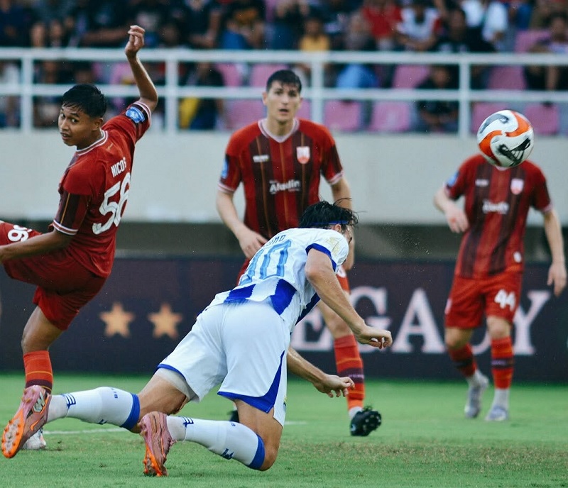 Andrew Jung mencetak gol kemenangan Persib Bandung atas tuan rumah Persis Solo di Manahan, Sabtu (31/1/2026).