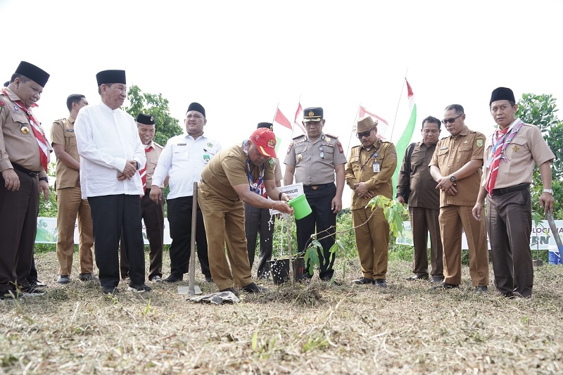 Foto bersama penanaman pohon bersama dalam rangka pembukaan pegatra 2026 oleh Kadispora Riau Yurnalis mewakili Gubernur Riau,.