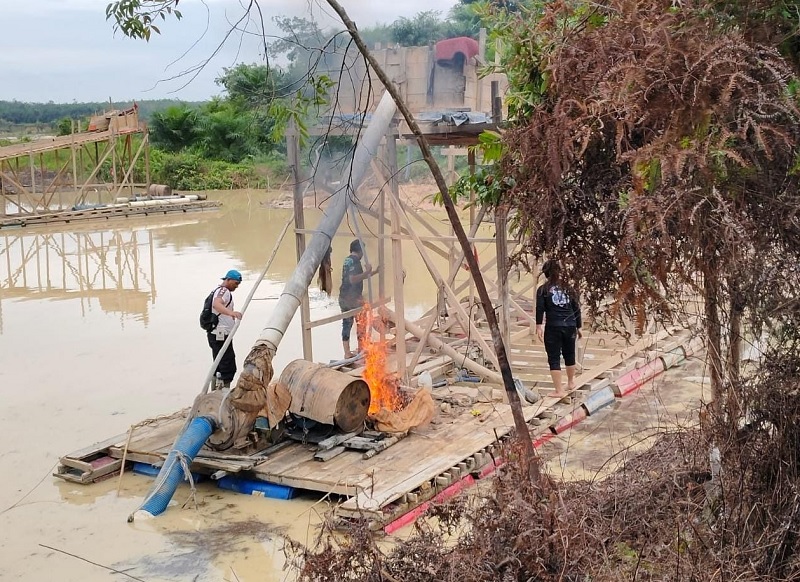 Penertiban aktivitas PETI dilakukan oleh Polsek Kuantan Hilir di wilayah Kecamatan Kuantan Hilir Seberang, Jumat (30/1/2026).