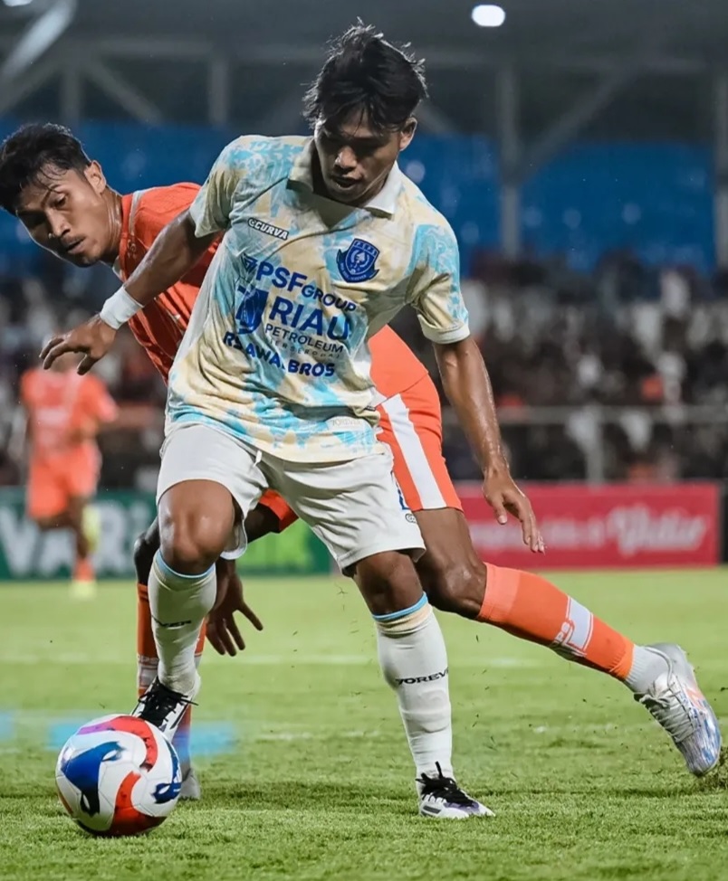 Pemain PSPS Pekanbaru (depan) saat berhadapan dengan pemain Persiraja Banda Aceh pada pekan ke-18 Championship 2025/2026 di Stadion H Dimurthala, Sabtu (31/1/2026).