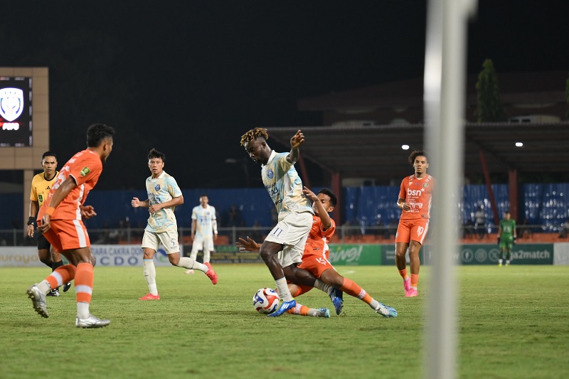 Pemain PSPS Pekanbaru, Francis Yaghr (putih)saat berduel dengan pemain Persiraja Banda Aceh pada pekan ke-18 Championship 2025/2026 di Stadion H Dimurthala, Sabtu (31/1/2026) malam.