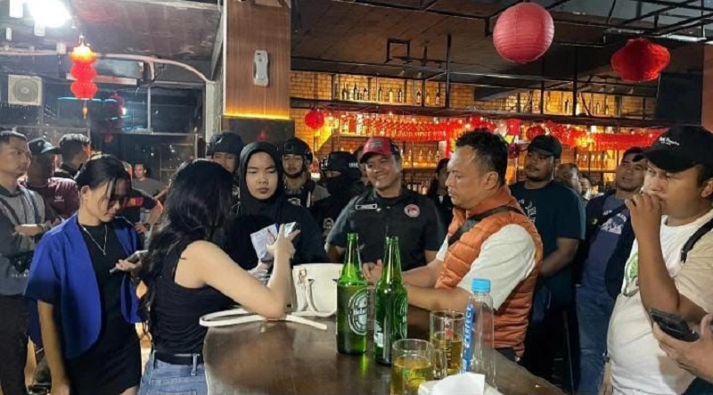 Tim Gabungan Raga 1 saat melakukan pemeriksaan urine kepada salah satu pengunjung Tempat Hiburan Malam (THM) saat patroli dan razia gabungan skala besar, Sabtu (31/1/2026).