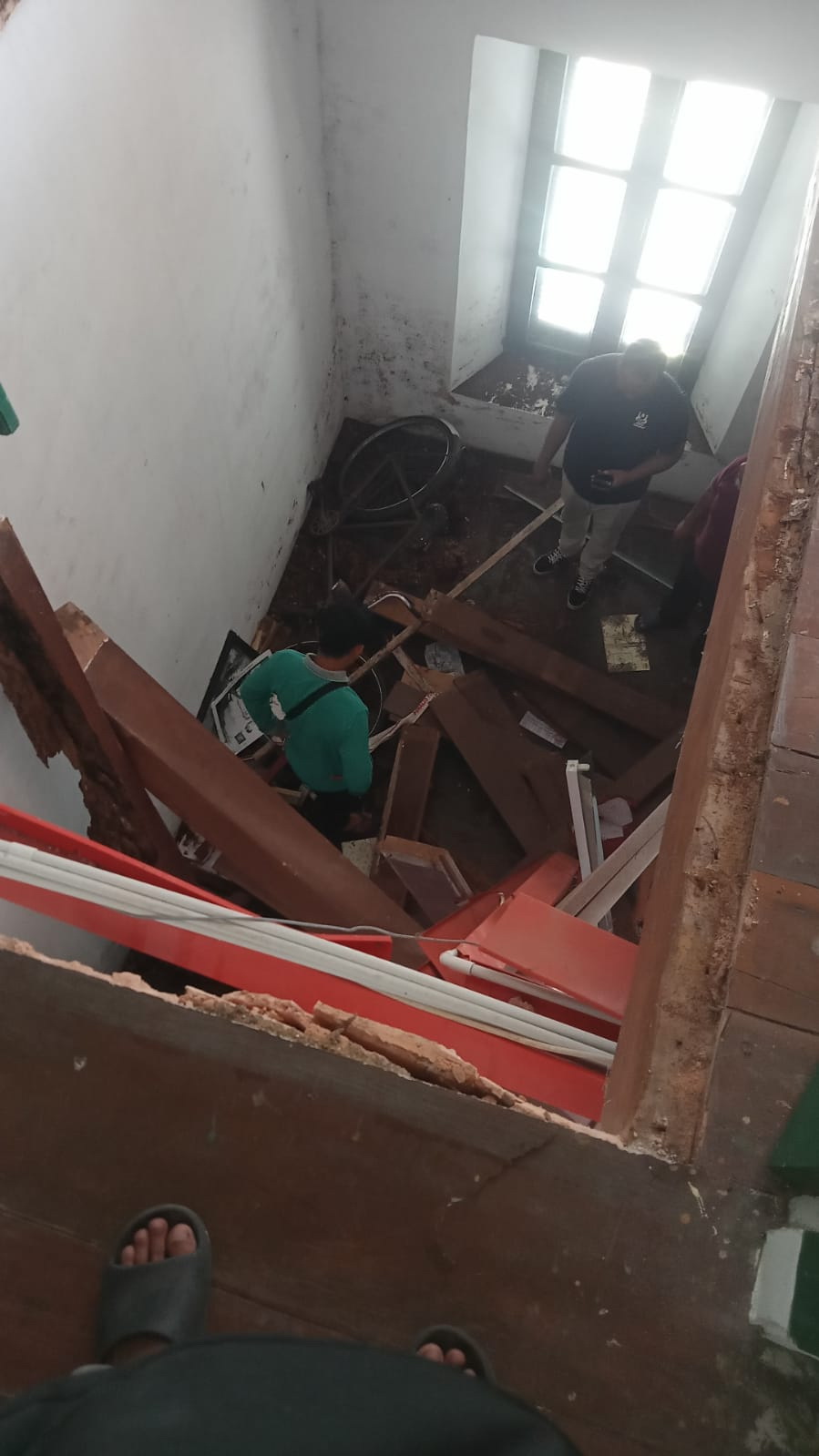 Kondisi lantai dua Tangsi Belanda yang roboh dan menyebabkan 16 murid SDIT jatuh, Sabtu (31/1/2026).