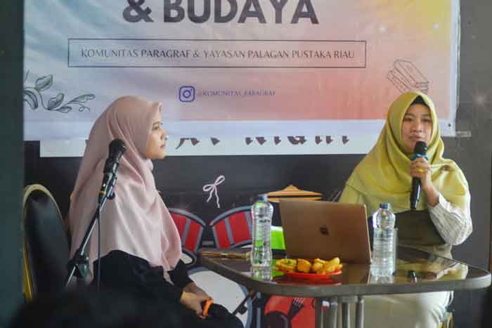 Penyair dan akademisi, Murparsaulian (kanan), didampingi moderator Sy Qanita Humairah, saat diskusi &ldquo;Mendadak Penyair: Perkembangan Dunia Puisi Riau Terkini&rdquo; di Kafe Anjungan, Bandar Serai, Pekanbaru,