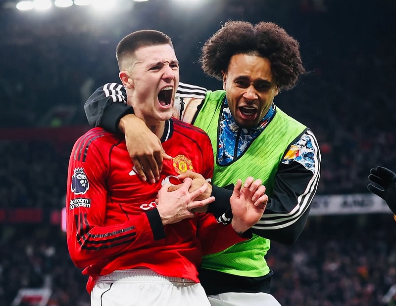Pemain pengganti Benjamin Sesko melakukan selebrasi usai mencetak gol kemenangan 3-2 Manchester United atas   Fulham di Old Trafford, Ahad (1/2/2026) malam WIB.
