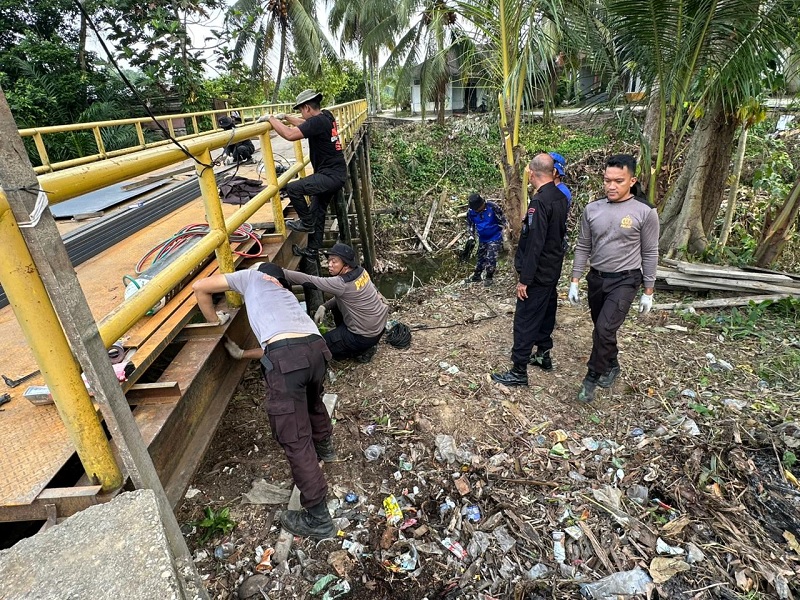 Satuan Brimob Polda Riau terus memacu proses renovasi jembatan di Desa Gobah, Kecamatan Tambang, Kabupaten Kampar, Sabtu (31/1/2026).
