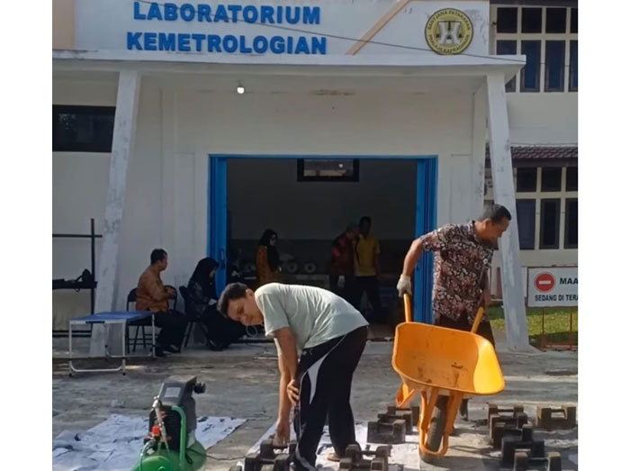 Sejumlah pengawas dan pegawai Laboratorium Kemetrologian Disperindag Rohul melakukan verifikasi mandiri alat standar Batu Bidur UML, Kamis (29/1/2026).