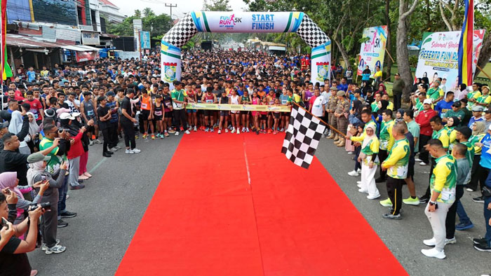 Bupati Kampar Ahmad Yuzar  didampingi Wakil Bupati Misharti secara resmi melepas peserta Fun Run 5K dalam rangka memeriahkan HUT ke-76 Kabupaten Kampar, Ahad (1/2/2026).