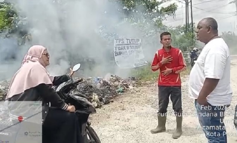 DLHK Pekanbaru menurunkan Tim Penegakan Hukum (Gakkum) ke lokasi tumpukan sampah di depan Perumahan Cendana, RT 05 RW 09, Kelurahan Umban Sari, Kecamatan Rumbai.
