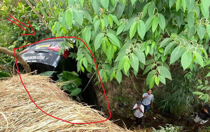 Mobil travel Padang-Pekanbaru terjun ke sungai dalam di Akabiluru, Limapuluh Kota. Empat penumpang berhasil dievakuasi, Ahad (1/2/2026).