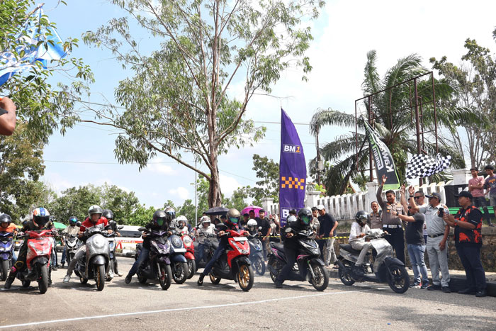 Kasat Lantas Polres Pelalawan AKP Tatit Rizkyan Hanafi, STK, SIK melepas para pembalap di Road Race Practice Event di depan Dinas Arsip, Komplek Bhakti Praja, Pangkalan Kerinci, Ahad (1/2/2026).