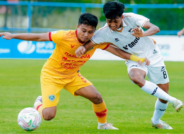Pemain WGroup FC M Arsyad (kanan) dan Nabil FC berduel dalam pertandingan RS Awal Bros Liga 4 Riau 2025-2026 di Stadion Gelora Hang Tuah Pekanbaru, Ahad (1/2/2026).