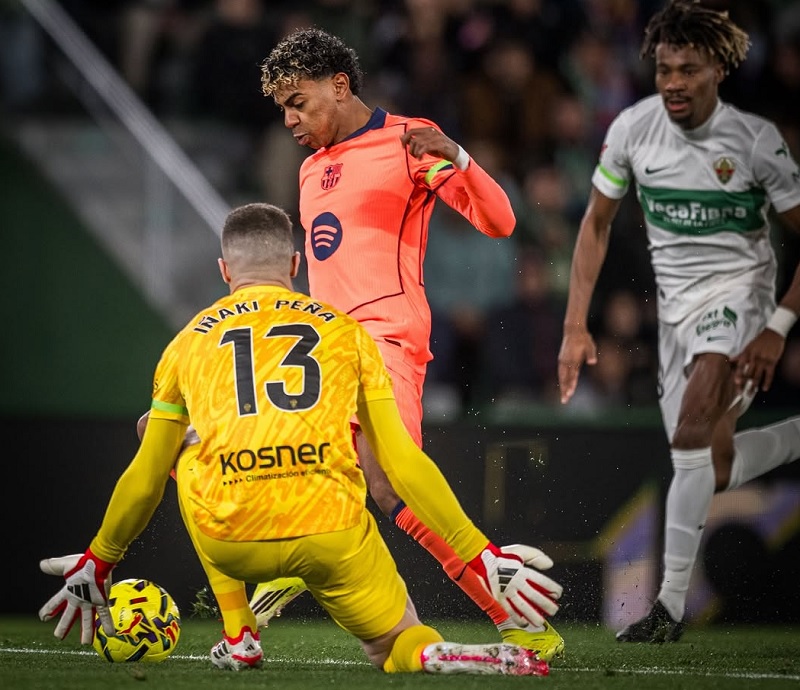 Lamine Yamal mencetak gol pembuka Barcelona saat mengalahkan tuan rumah Elche 3-1 di LaLiga Spanyol, Ahad (1/2/2026) dini hari WIB